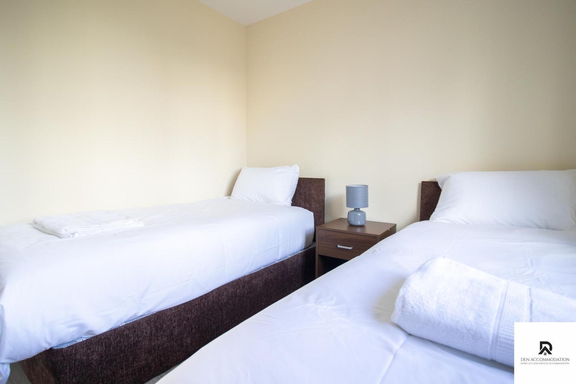 Newly Launched Two Bedroom House By Den Short Lets & Serviced With Garden Hébergement de vacances *