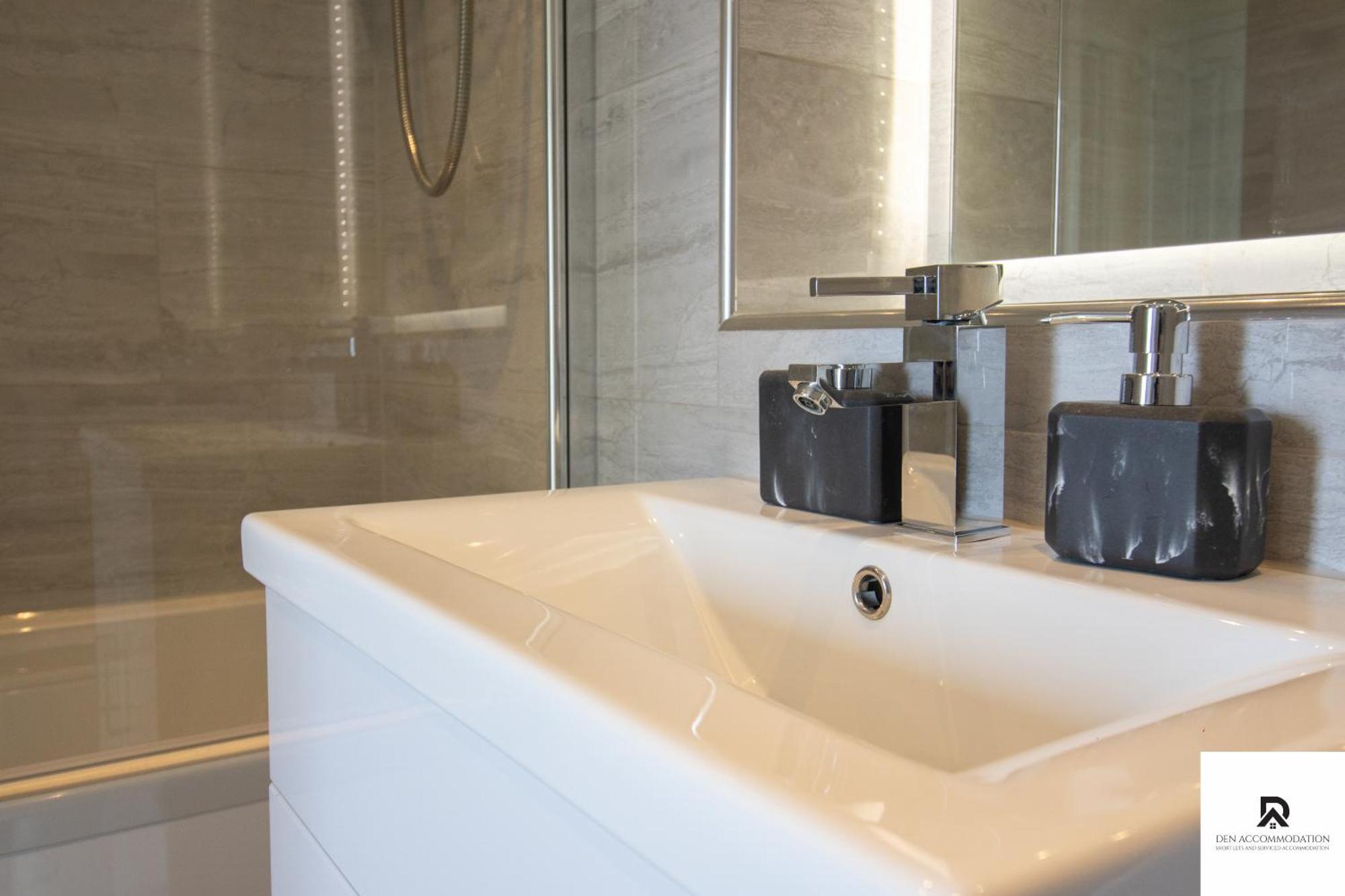 Hébergement de vacances Newly Launched Two Bedroom House By Den Short Lets & Serviced With Garden Londres