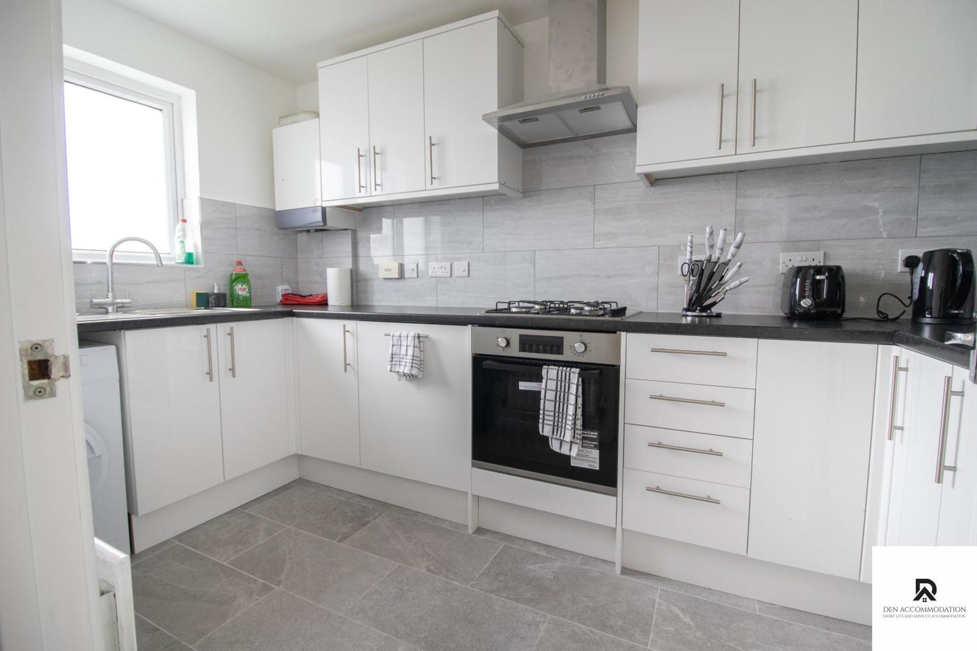 Newly Launched Two Bedroom House By Den Short Lets & Serviced With Garden Hébergement de vacances Londres