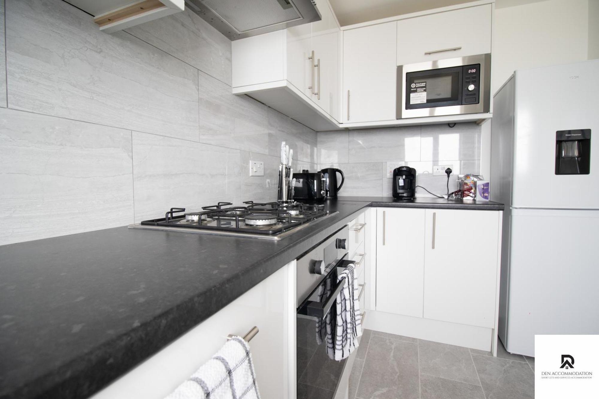 Newly Launched Two Bedroom House By Den Short Lets & Serviced With Garden Hébergement de vacances