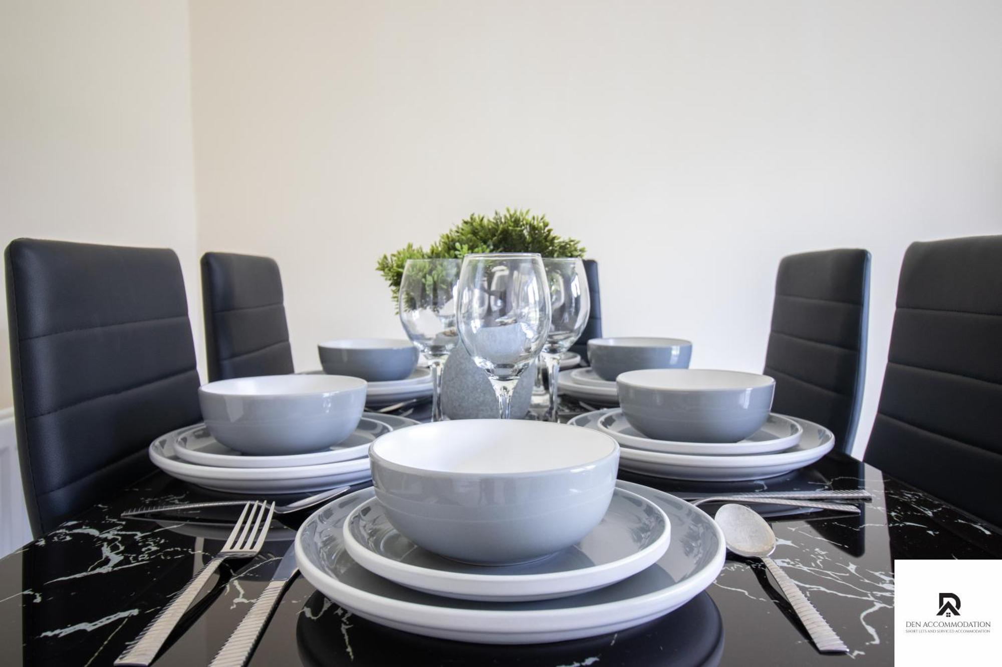Newly Launched Two Bedroom House By Den Short Lets & Serviced With Garden Hébergement de vacances *