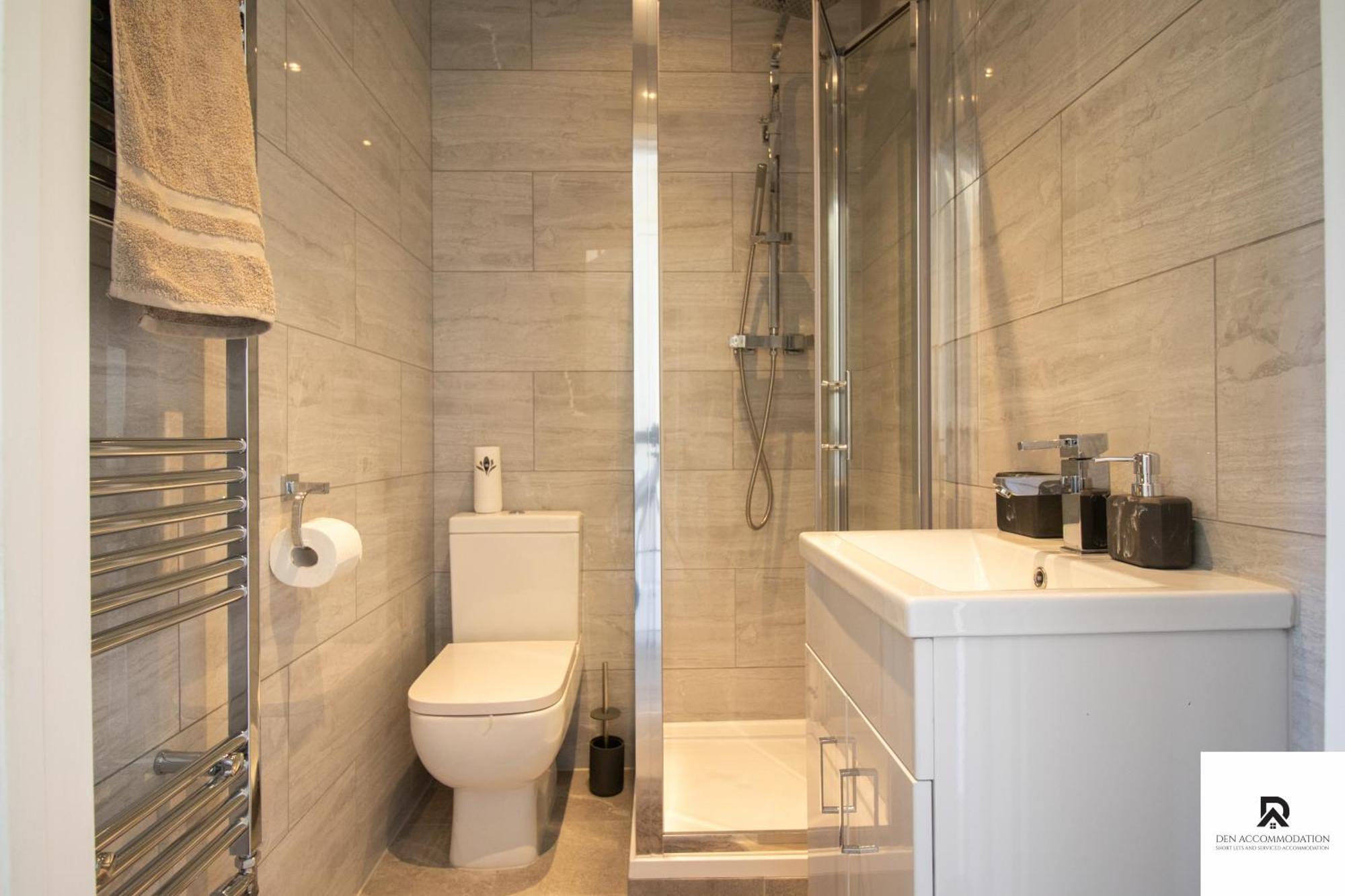 Newly Launched Two Bedroom House By Den Short Lets & Serviced With Garden Hébergement de vacances Londres